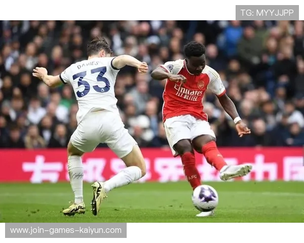 阿森纳右路突破极具冲击力，萨卡倒地铲射略显可惜